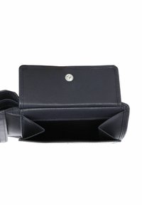 Portefeuille en cuir noir ouvert montrant un compartiment principal vide avec fermeture à bouton-pression sur fond blanc.