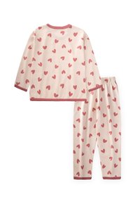 Roze pyjamastel met lange mouwen en een hartpatroon, gemaakt van zachte stof. Beschikt over contrasterende roze afwerking en een elastische tailleband op de broek.