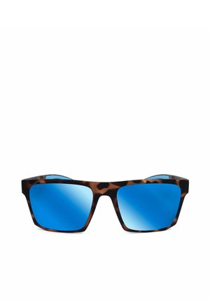 Occhiali da sole quadrati con montatura in tartaruga e lenti riflettenti blu, mostrati su sfondo bianco.