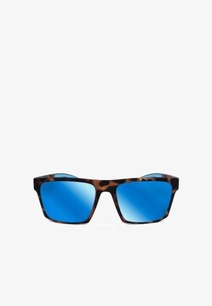 Occhiali da sole quadrati con montatura in tartaruga e lenti riflettenti blu, mostrati su sfondo bianco.