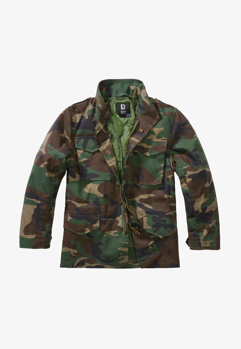 Tarnjacke mit einer Mischung aus grünen, braunen und schwarzen Mustern, mehreren vorderen Taschen, Reißverschluss und hohem Kragen.