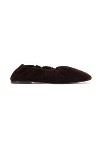 Ballet flat in velluto marrone scuro, con una parte superiore arricciata per un effetto testurizzato, punta appuntita e profilo basso, con una suola in gomma minimalista.