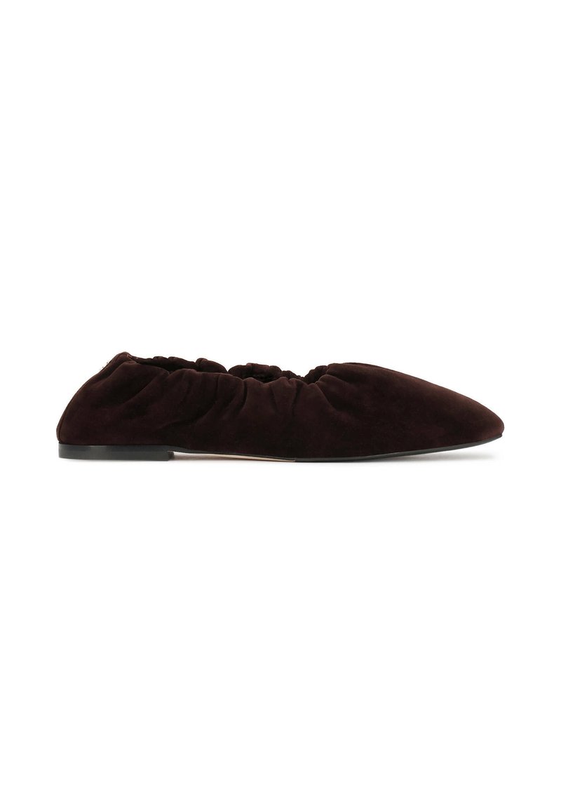 Ballet flat in velluto marrone scuro, con una parte superiore arricciata per un effetto testurizzato, punta appuntita e profilo basso, con una suola in gomma minimalista.