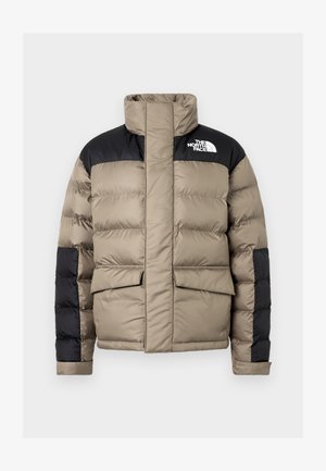 Vattert jakke i olivengrønn og svart. Har høy krage, sydd paneler og to fremre lommer. Logo på venstre brystområde.