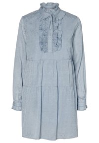 Abito lungo a maniche lunghe color azzurro con colletto alto a volant, tessuto testurizzato, bottone frontale e design a strati. Presenta polsini arricciati.