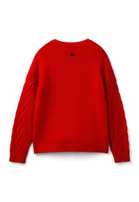 Czerwony dzianinowy sweter wykonany z miękkiej przędzy, z wzorem w warkocze na rękawach, ściągaczami na mankietach i u dołu oraz małym logo na plecach przy dekolcie.