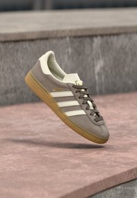 Δεν επιλέχθηκε, earth strata/off white