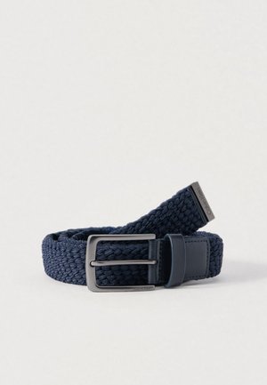 Ceinture tissée bleu marine en tissu élastique avec une boucle métallique argentée. Comprend des accents en cuir lisse et une finition texturée.