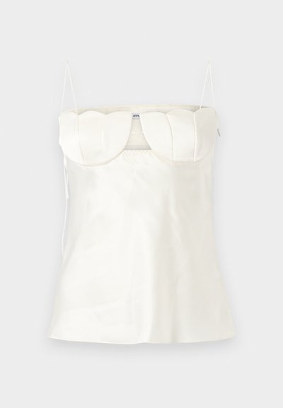 Camisón de satén blanco con tirantes ajustables, un busto estructurado con ondulaciones y un dobladillo recto. Textura suave y diseño minimalista.