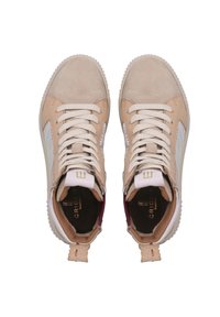 Sneakers beige alte in materiali scamosciati e in pelle. Accenti bianchi, punta rotonda, suola in gomma spessa e dettagli di rivestimento interno a contrasto.