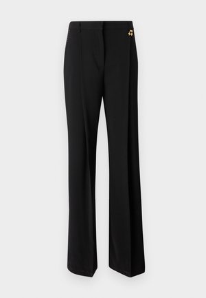 Pantaloni neri a gamba larga realizzati in un tessuto liscio, con un design sartoriale e dettagli in metallo dorato sulla vita.