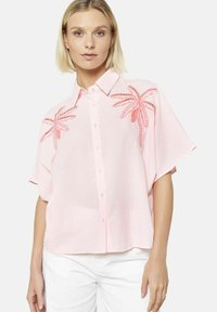 Camicia button-up rosa chiaro con maniche corte, caratterizzata da ricami di palme in corallo e righe strutturate. Vestibilità casual.
