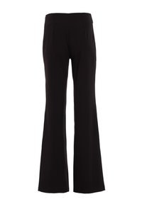 Czarne spodnie z wysokim stanem i szerokimi nogawkami, z gładkim przodem i bez widocznych kieszeni czy ozdób, pokazane na białym tle.