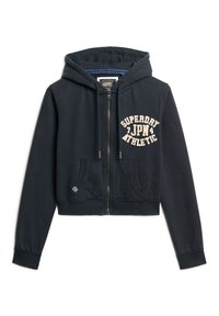 Kort navy hættejakke i blød bomuld med frontlynlås, to lommer og "SUPERDRY JPN ATHLETIC" trykt i kontrasterende beige på brystet.