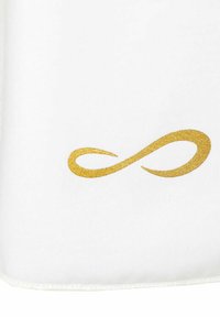 Witte stof met een goudkleurig geborduurd oneindigheidssymbool. Het logo heeft vloeiende lijnen en is duidelijk zichtbaar tegen de stof.