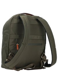 Zaino verde oliva con una texture morbida, spallacci imbottiti, molteplici tasche e un'etichetta in pelle. Presenta una chiusura con cerniera e cuciture rinforzate.
