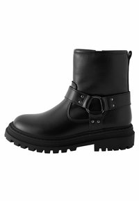 Schwarze Lederstiefelette mit runder Zehenpartie, verstellbaren Riemen, metallischen Beschlägen und einer dicken, profilierten Gummisohle.