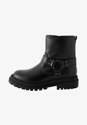 Must musta ankle boot ümmarguse varbaga, reguleeritava rihmaga, metallist detailide ja paksu, jälgitega kummitaldaga.