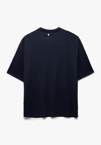 Marineblå t-shirt med korte ærmer lavet af glat stof, med rund halsudskæring og et lille logo detalje på bagsiden.