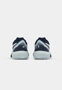 Mornarske tenisice s mrežastim gornjim dijelom, reflektirajućim naglascima i svijetlosivim potplatima. Imaju teksturirani stražnji dio s uzorkom.