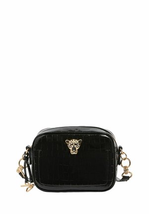 Liten svart lackläder crossbody-väska med krokodilmönster och guldleopardhuvud som prydnad framtill, guld beslag på remmen.
