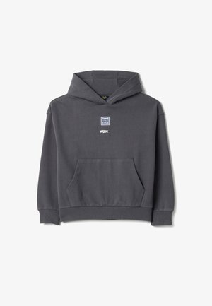 Grijze hoodie met capuchon, een voorvak, geribde zoom en manchetten. Voorzien van een klein wit logo op de borst. Zachte, gestructureerde stof.