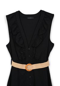 Abito nero con scollatura arricciata, chiusura con bottoni e una larga cintura intrecciata beige con fibbia circolare. Tessuto testurizzato con un design fluido.