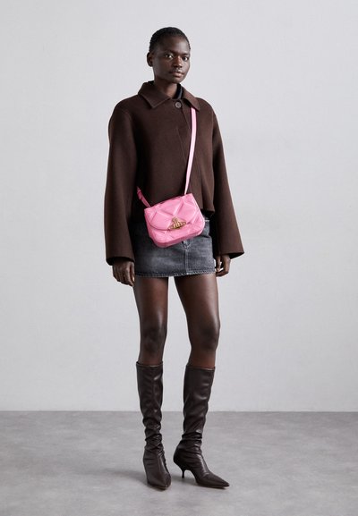 Vivienne Westwood LINDA CROSSBODY - Soma ar siksnu pāri ķermenim - pink