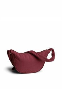 Borsa a tracolla in tessuto color rosso vinaccia con tracolla imbottita e chiusura superiore con zip, mostrata su uno sfondo bianco.