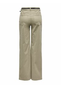 Pantalon beige à jambes larges avec poches arrière et ceinture noire, vu de dos sur fond blanc.