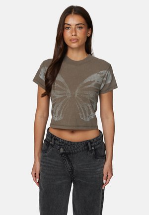 Kort, olijfgroen T-shirt met een vlindergrafiek in lichtblauw. Korte mouwen en een ronde hals, gemaakt van zacht katoen.