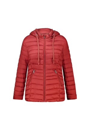 Veste matelassée rouge avec capuche, fermeture éclair à l'avant, cordons et deux poches zippées, présentée sur fond blanc.