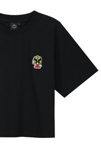 Zwarte katoenen t-shirt met korte mouwen, voorzien van een kleurrijke geborduurde graphic op de linkerkant van de borst. Oversized fit met een ronde halslijn.