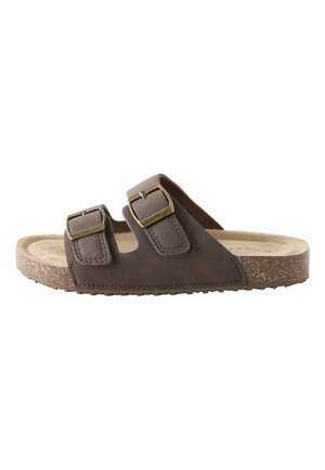 Braune Sandale mit zwei verstellbaren Riemen und Messingschnallen, Korksohle und konturiertem Fußbett.