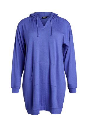 Fialové šaty s kapucňou a dlhými rukávmi, predným klokankovým vreckom a šnúrkou na kapucni, zobrazené na bielom pozadí.