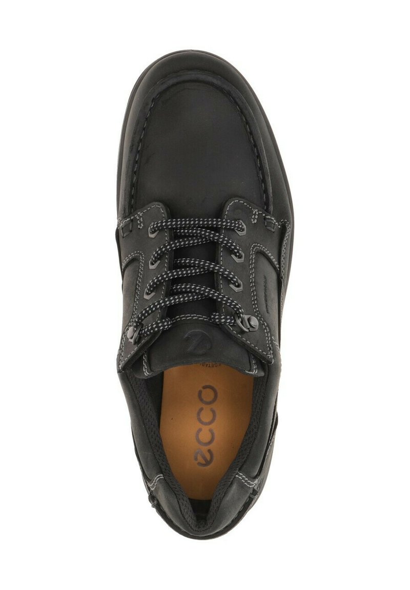 Czarne skórzane buty z szarymi przeszyciami, zawiązywany model, zaokrąglony czubek i brązowa wkładka z nazwą marki "ECCO."