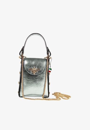 Sac à main vert métallique au design structuré, orné d'une abeille en or, avec une bandoulière en chaîne et des clous décoratifs sur les côtés.