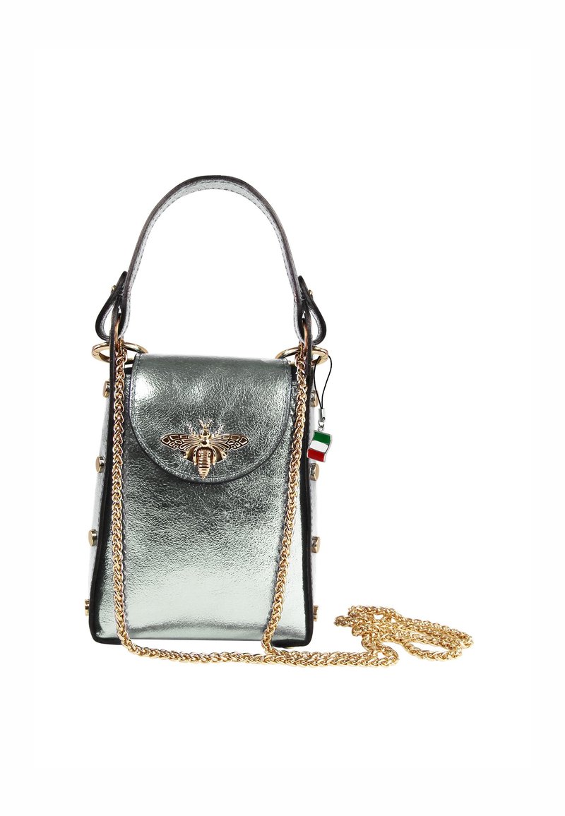 Metallisch groene handtas met een gestructureerd ontwerp, gouden bijenversiering, kettingband en decoratieve studs aan de zijkanten.