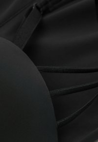 Schwarzer BH aus glattem Stoff mit Unterwiredesign, feinen Trägern und einer kunstvollen Strappy-Detail auf der Rückseite.
