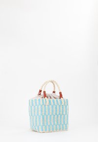 Vävd axelremsväska med blå och naturlig randig design. Rephandtag med bruna detaljer. Dragsko stängning upptill, foder i naturligt tyg.