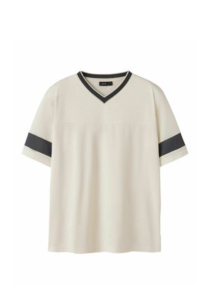 Cremefarbenes T-Shirt mit kurzen Ärmeln, schwarzem V-Ausschnitt und schwarzen horizontalen Streifen an jedem Ärmel.