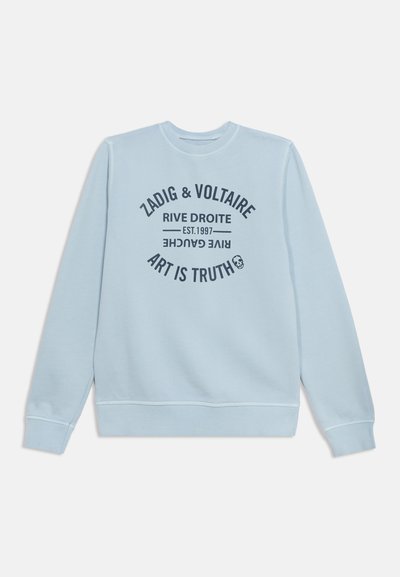 Hellblaues Sweatshirt mit Rundhalsausschnitt und schwarzem Text mit den Worten "Zadig & Voltaire", "Rive Droite", "Est. 1997", "Rive Gauche" und "Art is Truth" sowie einem kleinen Totenkopf.