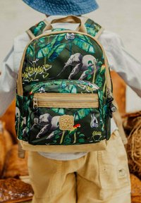 Groene stoffen rugzak met jungle-thema patronen van olifanten en loof, beige accenten, een voorvak met rits en verstelbare schouderbanden.