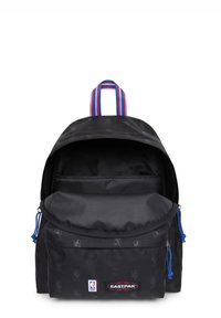 Zaino in tessuto nero con motivo a logo. Presenta una maniglia superiore con strisce rosse, bianche e blu, e una tasca frontale con zip.