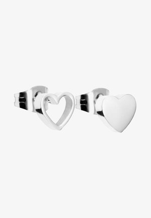 Orecchini in argento con due forme a cuore: una piena e una contornata. Entrambi hanno una finitura lucida e un design elegante.