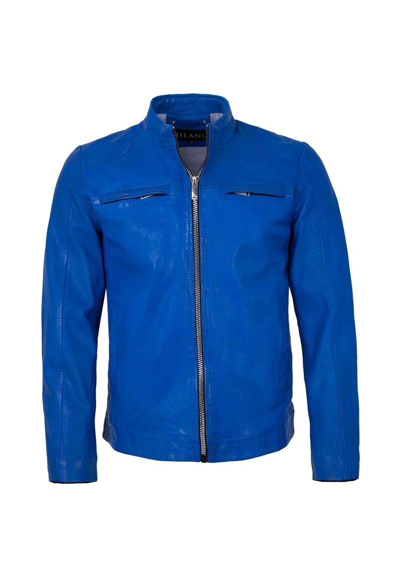 Blaue Lederjacke mit Stehkragen, Frontreißverschluss, zwei Brusttaschen und langen Ärmeln. Glatte Textur und taillierte Passform.