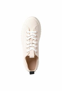Sneaker rosa chiaro con tomaia in canvas, lacci bianchi, punta strutturata e dettaglio nero sul tallone. Suola piatta in gomma con design sagomato.