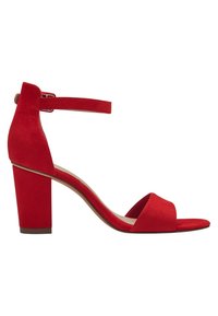 Sandalia alta de ante rojo con tacón cuadrado, diseño de punta abierta y correa en el tobillo asegurada por una hebilla metálica. Textura suave, estilo minimalista.