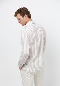 Lichtgewicht gestreepte shirt in beige en wit, met een klassieke kraag en knopenmanchetten, een licht gebogen zoom en ademende stof.