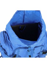Kék hátizsák, textúrált nylon külsővel, nagy nyílással felül, állítható pántokkal és több cipzáras zsebbel a tárolásra.